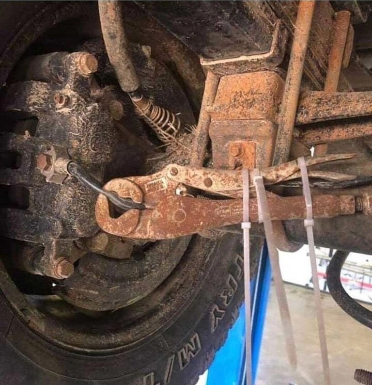 19 friss sírva röhögős fotót húztunk fel a műhelypokolból 16