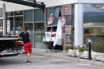 Eltiltást kaphat a nő, aki BMW-jével egy benzinkútba hajtott