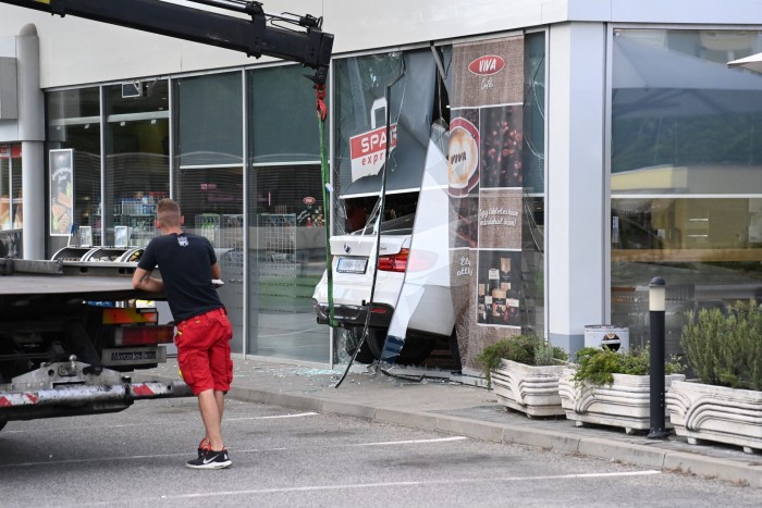 Eltiltást kaphat a nő, aki BMW-jével egy benzinkútba hajtott