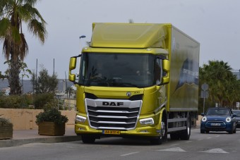 Ez a teherautó már vigyáz a gyalogosokra és a biciklisekre is