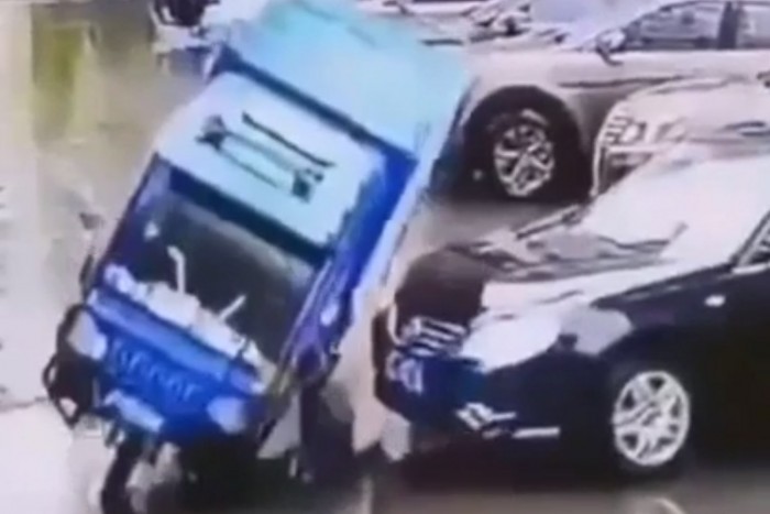 A háromkerekű furgon vezetője egy fekete öves elkerülő