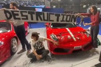 Ferrarikhoz ragasztották magukat a klímaaktivisták
