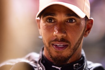 F1: Megint baj volt Hamilton ékszereivel