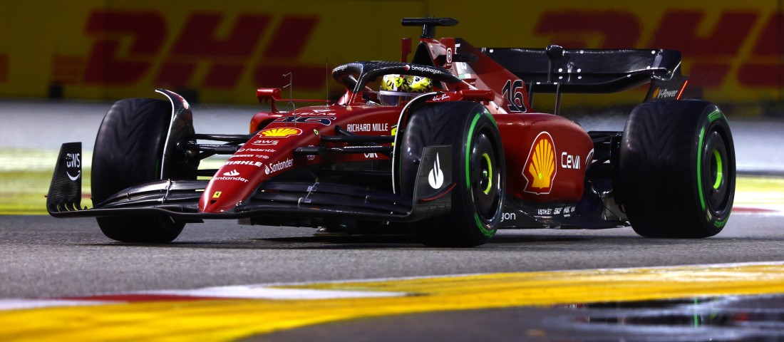 Leclerc-é a Forma-1 első vizes esti időmérője, dráma Verstappennél