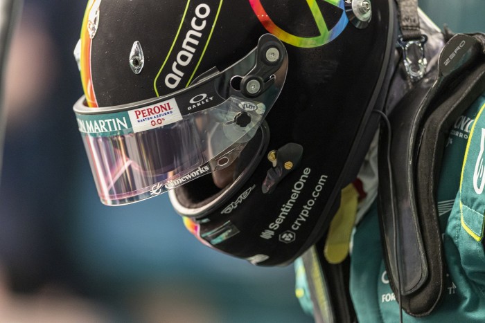 F1: Extrém sisakokkal készült a mezőny az esti versenyre