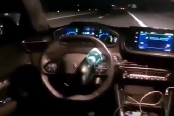 Ezért ne akard átverni a sávtartó asszisztenst