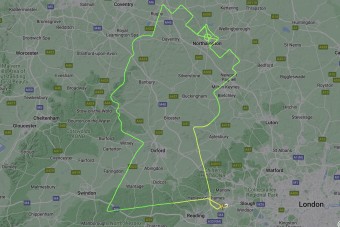 Megrajzolták II. Erzsébet óriásportréját - repülővel