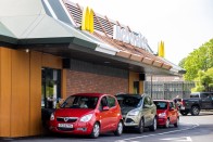 Bemotorozott a McDonald’sba, úgy tessékelték ki 1