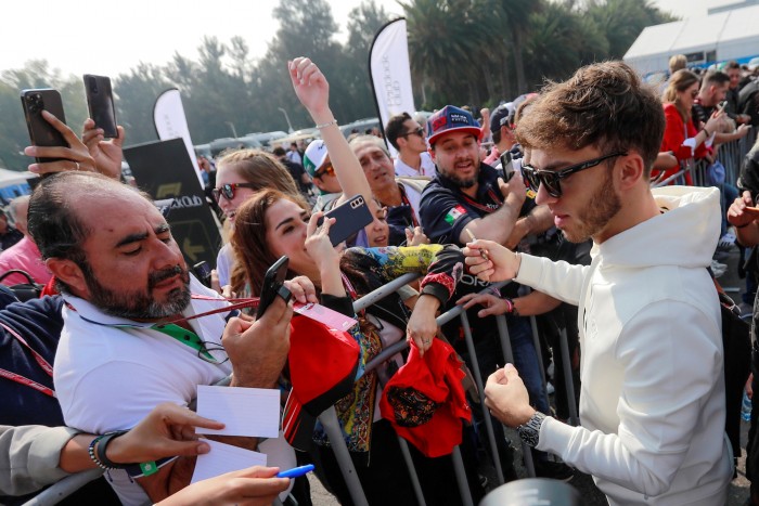 Panaszkodnak a rajongókra az F1-esek, vizsgálat indul 1