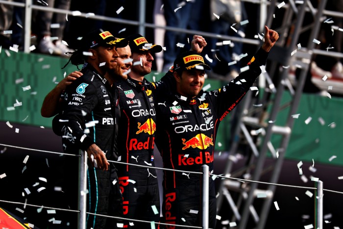 F1: Kifütyülték a Mercedest hibáztató Hamiltont 1 | Vezess F1: Kifütyülték a Mercedest hibáztató Hamiltont 1