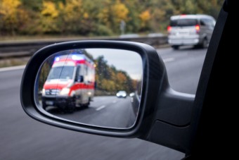 Megbüntettek egy autóst, mert segített a mentőnek