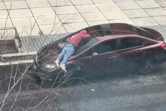 Elaludt a kocsi elején, az sem zavarta, hogy elindul alatta