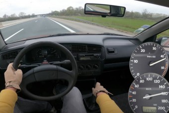 Örök életű 64 lóerős dízel mutatja, mit tud padlógázon az autópályán