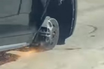 Három kerékkel szikrázva száguldott egy nő, és észre se vette