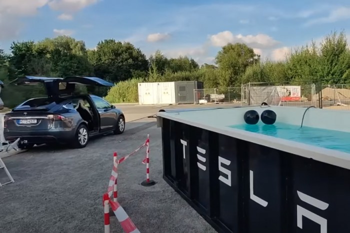 Medencével kényeztette a töltőpontra érkezőket a Tesla