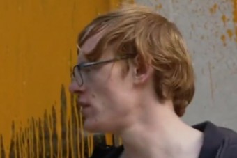 Az olajipar ellen harcoló aktivisták egy Aston Martin-szalonon álltak bosszút