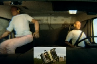 Pokoli sors járt a bábunak, akinek nem kötötték be az övét