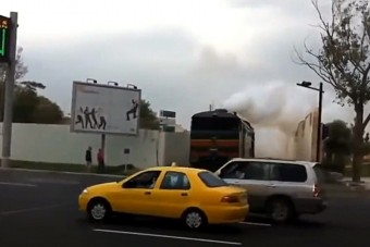 Hétsávos utat kereszteznek a vasúti sínek, és még sorompó sincs!