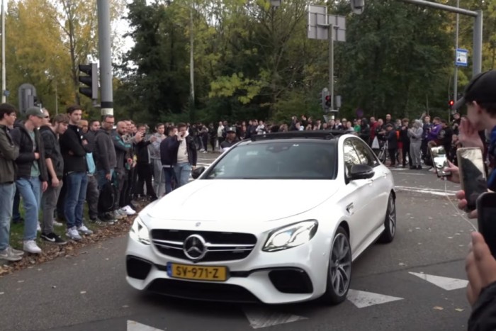 A régen minden jobb volt szöveget recsegve üvölti túl az 1200 lóerős Mercedes