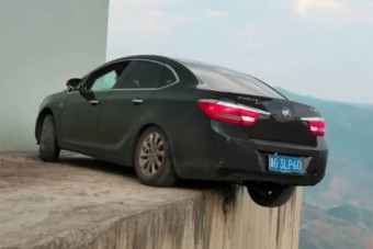 Padlóra esett állal nézzük, ahogy a szakadék szélén táncol egy kínai autós