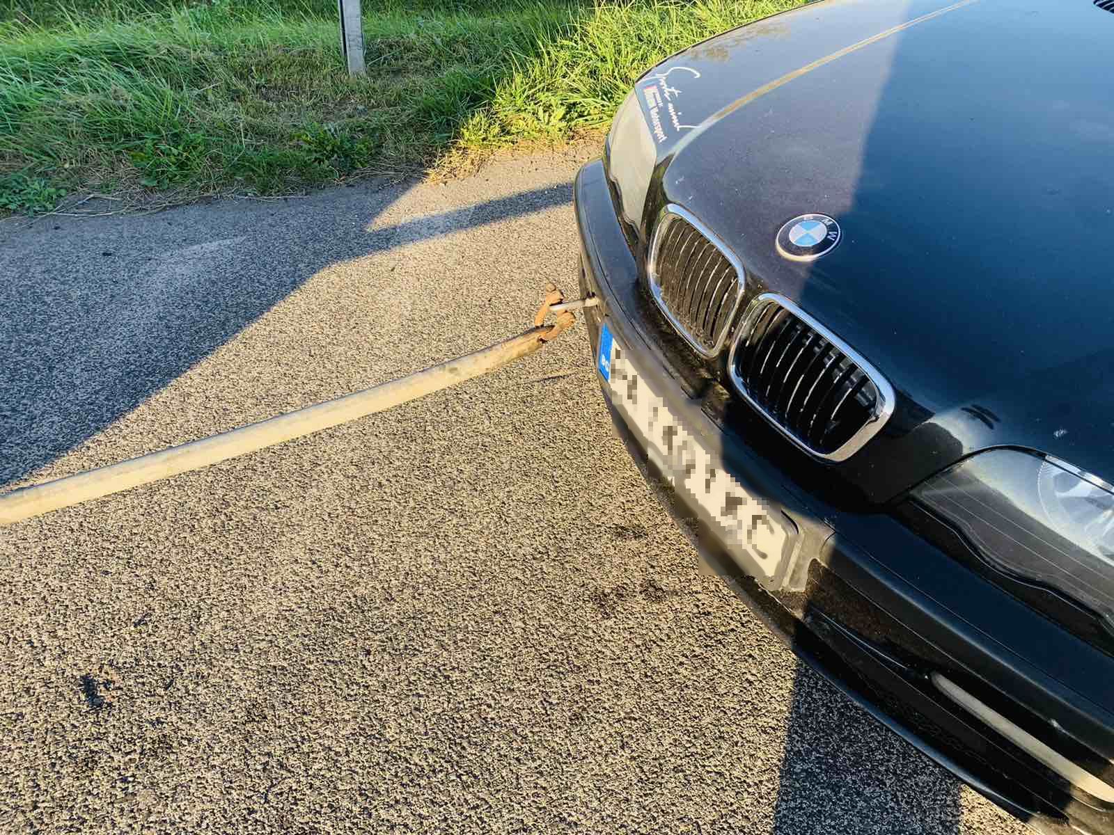 Őrült barkácsrúddal vontatta egymást két külföldi autós az M5-ösön 2