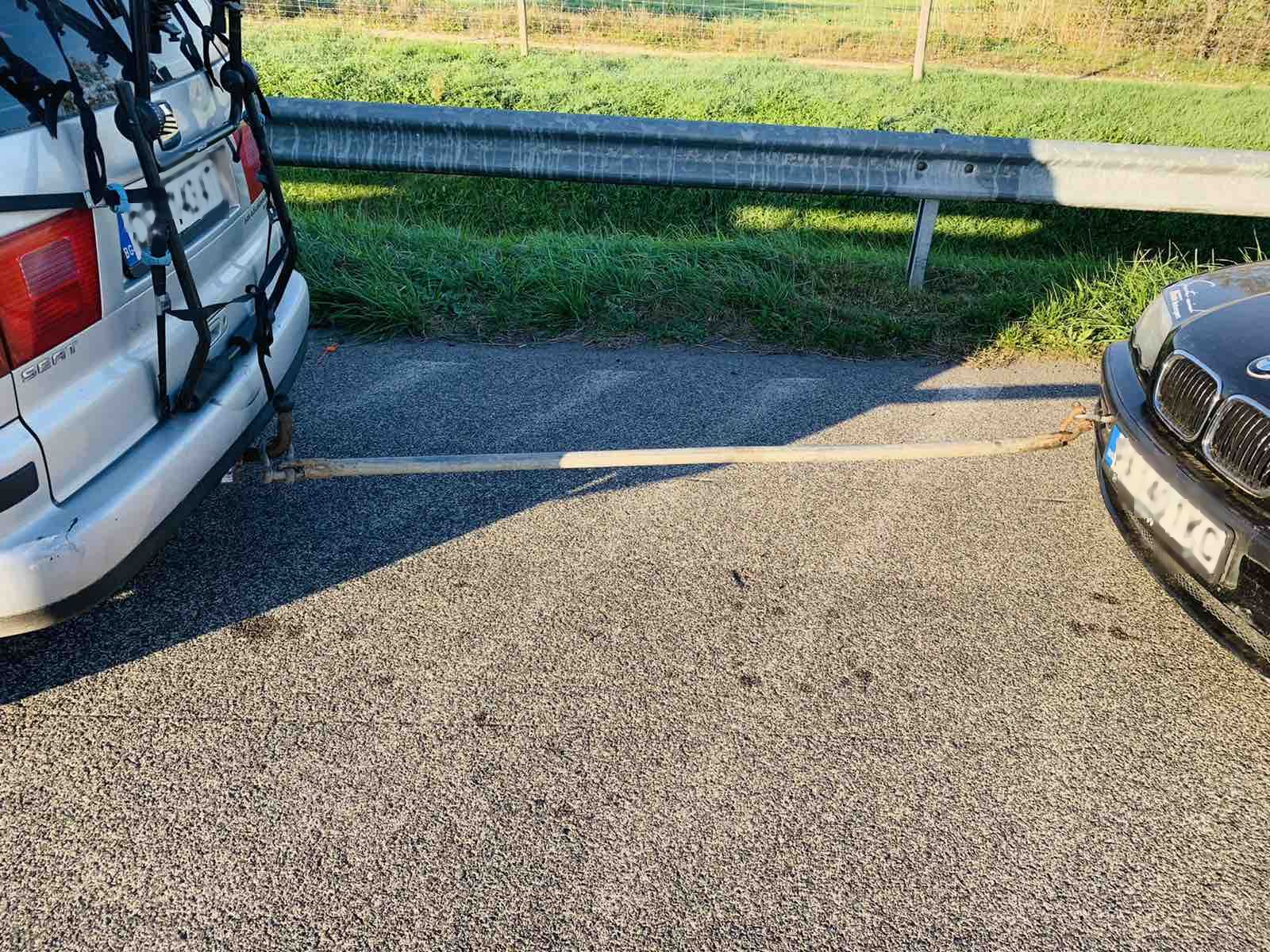 Őrült barkácsrúddal vontatta egymást két külföldi autós az M5-ösön 1