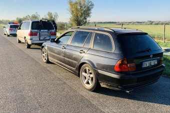 Őrült barkácsrúddal vontatta egymást két külföldi autós az M5-ösön