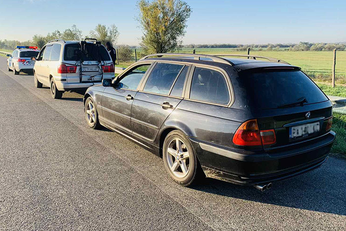 Őrült barkácsrúddal vontatta egymást két külföldi autós az M5-ösön