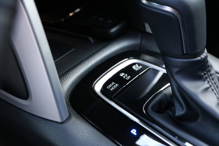 Támadó középpályás Toyota módra 15