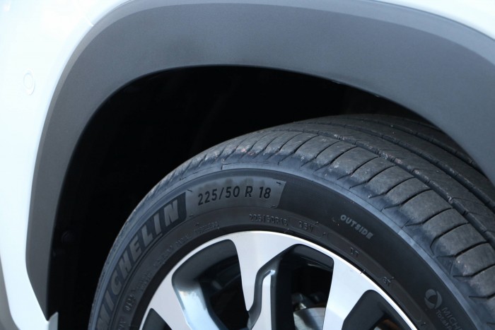 Támadó középpályás Toyota módra 13