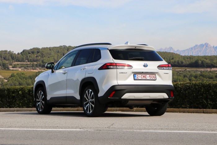 Támadó középpályás Toyota módra 16