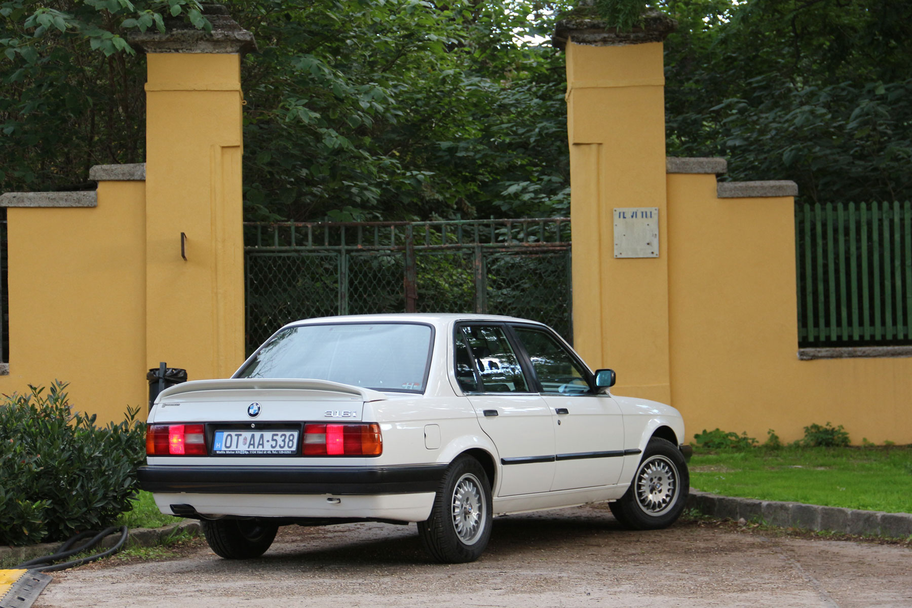 Egy soha le nem robbanó BMW E30 360 ezer km-rel 33