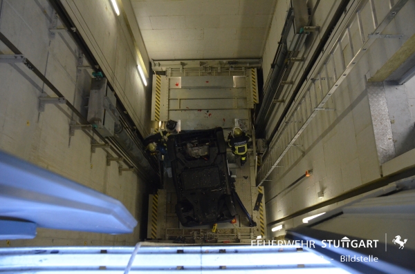 Liftaknába hajtott autóval, 10 métert zuhant egy nő 1