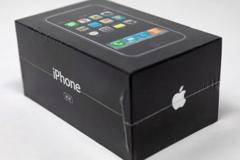 Többet adtak a legelső, bontatlan iPhone-ért, mint 28 újért