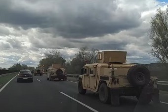 Katonai járművek lepik el a magyar utakat
