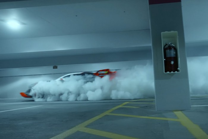 Csalódás és egyben bámulatos Ken Block új Gymkhanája, ami már Electrikhana