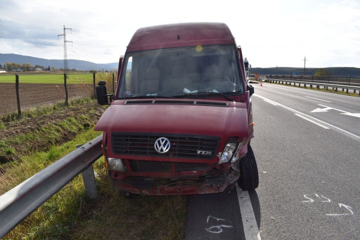 A forgalommal szemben haladva okozott balesetet a 21-es főúton, lelépett a 71 éves sofőr