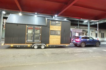 Megjelent a magyar határon egy utánfutón húzott mobil házzal, repült a 350 ezres bírság