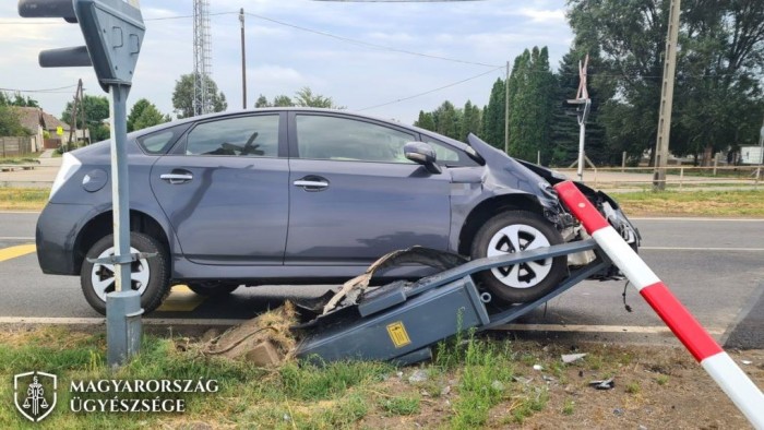 Nem mindennapi baleset történt egy hazai vasúti átjáróban 1