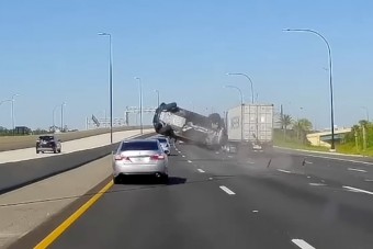 Óriásit perecelt az autópálya közepén, csoda történt