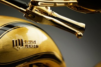 Tetőtől talpig arany borítja ezt a motort