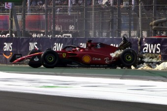 F1: Leclerc összetörte a Ferrarit az edzésen