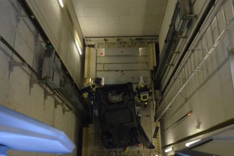 Liftaknába hajtott autóval, 10 métert zuhant egy nő