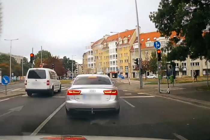 Tudod, hogy száz autó hány perccel lassítja a mentő haladását?