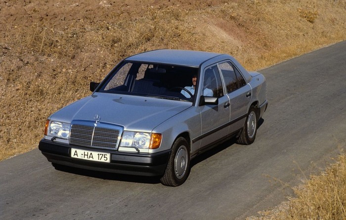 1,5 millió van benne, de még nyúzzák ezt a legendás taxit Albániában 1 | Vezess 1,5 millió van benne, de még nyúzzák ezt a legendás taxit Albániában 1