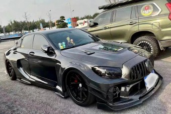 Visszafogott Mercedesből faragtak fekete mélytengeri szörnyet