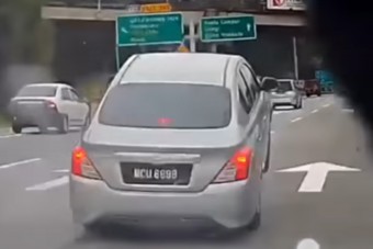 Motoros büntetőfékezett egy autós előtt, nagyon hamar megbánta