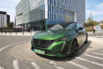 Csak a fogyasztását ne nézd! – Peugeot 308 PHEV