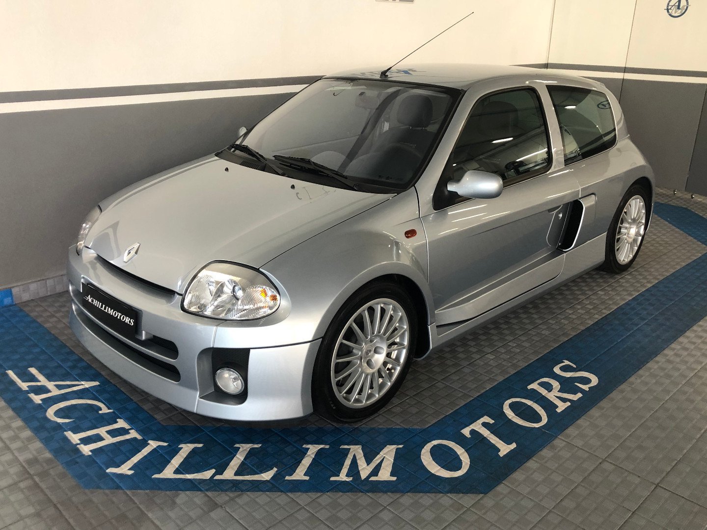 Ferrari-árban mérik ezt a kis francia méregzsákot 1