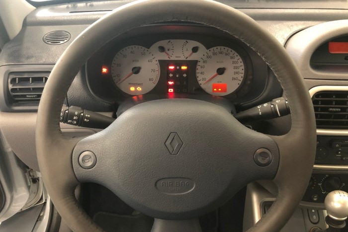 Ferrari-árban mérik ezt a kis francia méregzsákot